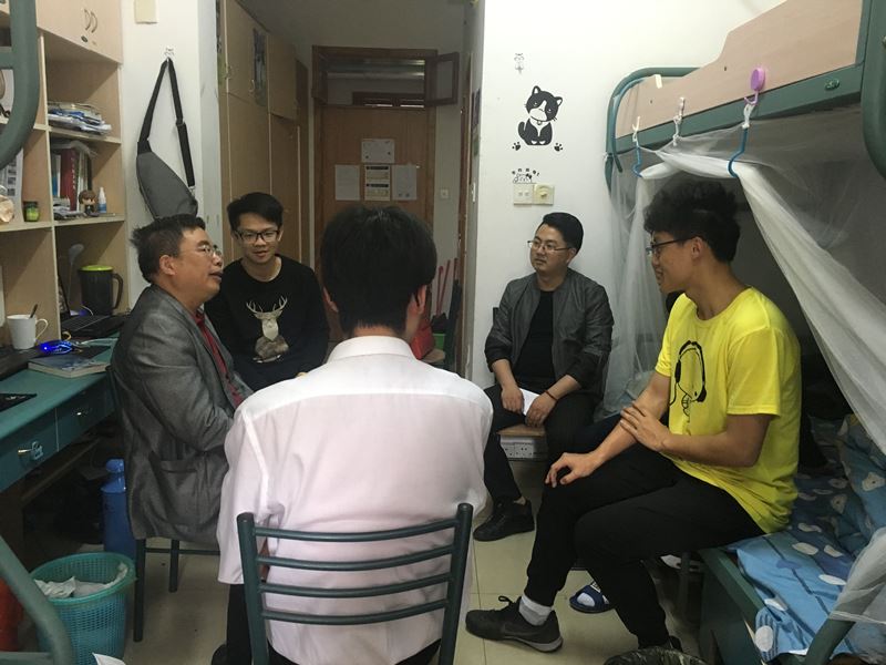 学院领导走寝室.jpg 学院领导走寝室.jpg